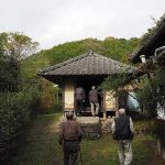 宝冠寺のお堂へ調査に入るところ